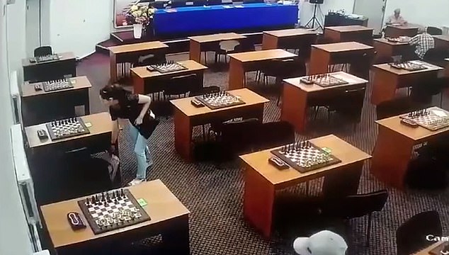 Abakarova first placed a bag under a table after entering the room, before walking to the table behind her while looking around to pour the poison onto her opponent's chessboard.