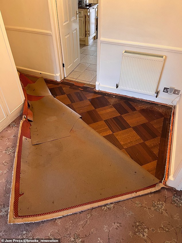 Hidden under an old carpet was a diamond-shaped wooden parquet floor, which was popular in the 17th century and was found in 