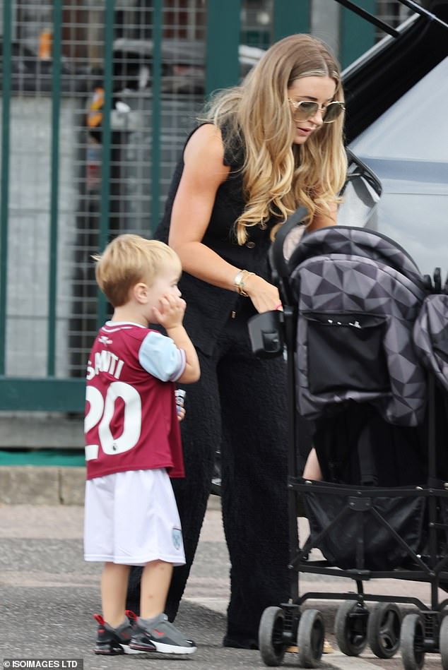 1723139856 372 Dani Dyer enjoys a day out with her son Santiago