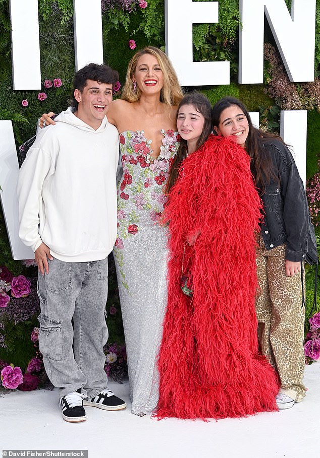 Blake posed with the 14-year-old and the teen's family.