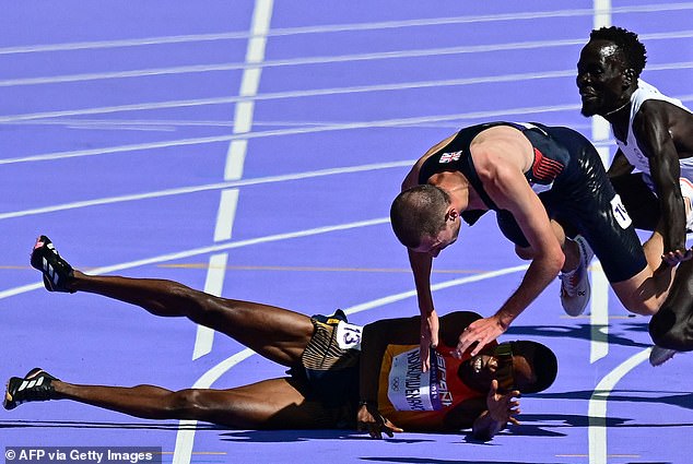 Several riders fell to the ground in the final stretch during the first heat and the shocking scenes prevented the Australian from setting the time he is capable of.