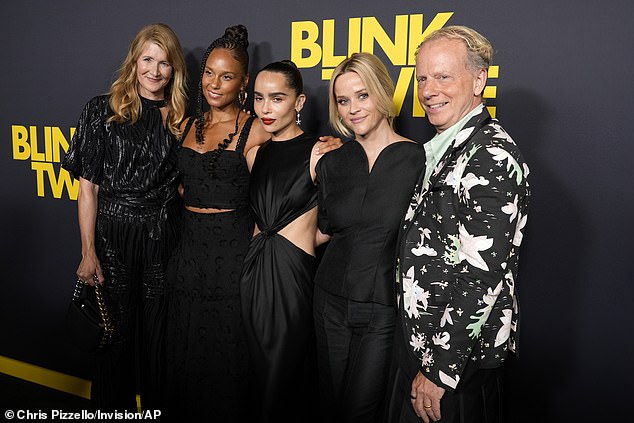 Laura and Reese joined Zoe on the red carpet as they posed for a group photo with Alicia Keys and producer Bruce Cohen.