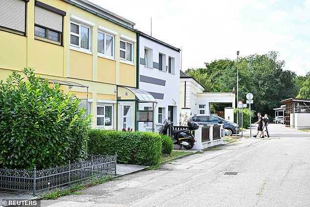 Behind the bright white walls of the family home in Ternitz (white house, second from left), bomb disposal experts obtained chemicals to produce the explosive triacetone triperoxide (TATP), which Beran A. is said to have already experimented with.