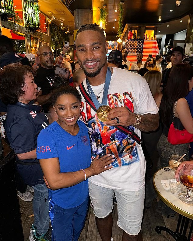 Jonathan Owens celebrates his wife's victory in the team general event in Paris