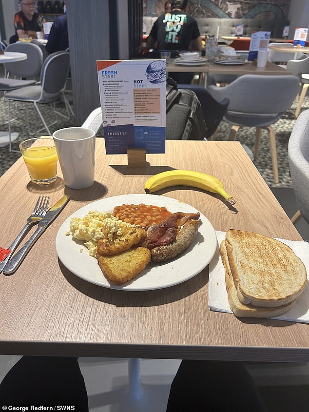 At the Holiday Inn Express in Southwark, enjoy an English breakfast with fried bacon, sausages, scrambled eggs, baked beans, hash browns and a banana, courtesy of the house.