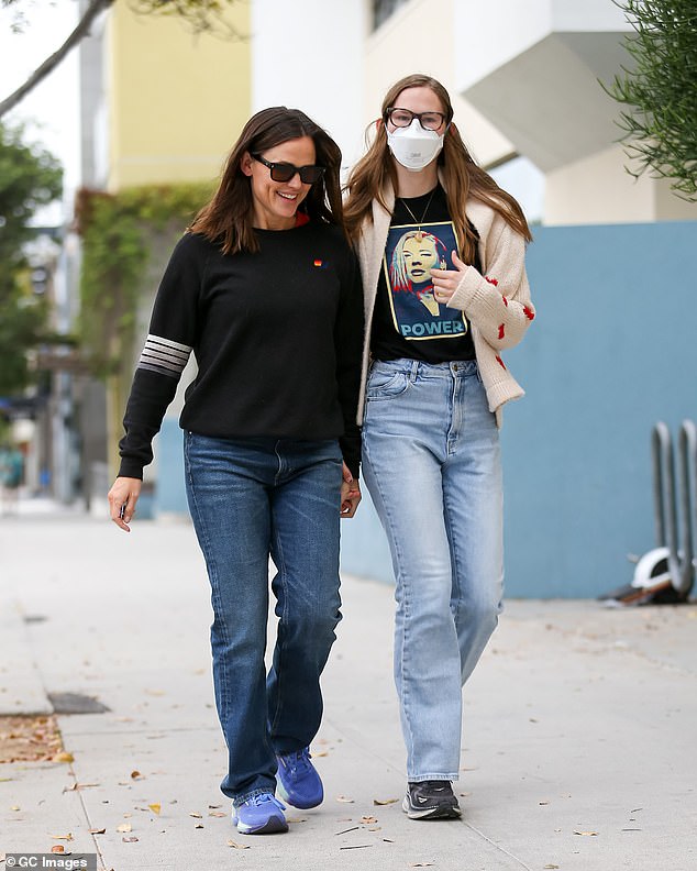 Jennifer Garner out and about with her daughter Violet Affleck, who is, of course, wearing a face mask