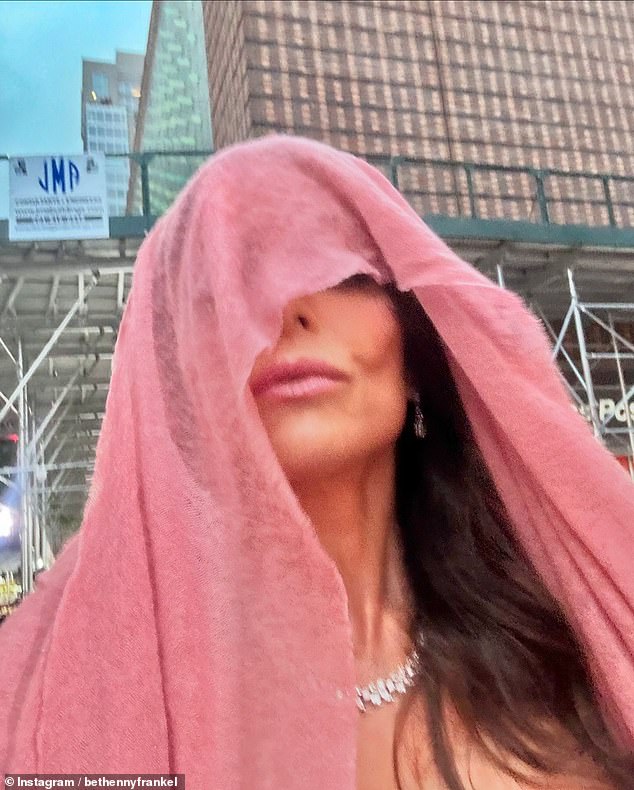 1723327128 376 Bethenny Frankel Hilariously Describes Her Disastrous Wardrobe Malfunction at It