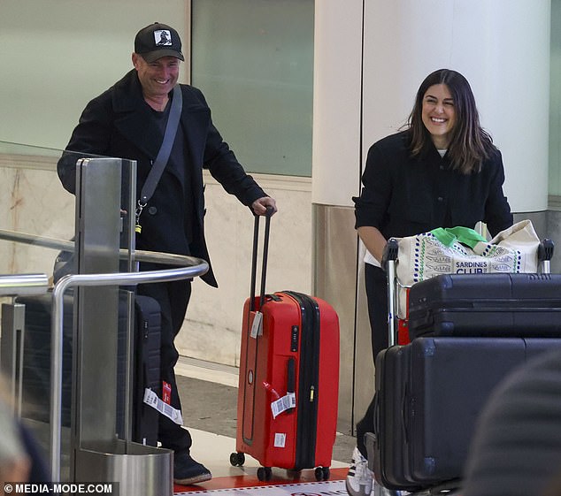 Sarah was also dressed for comfort in a pair of loose-fitting black trousers. She paired them with a buttoned black jacket with the sleeves rolled up, over a white shirt.