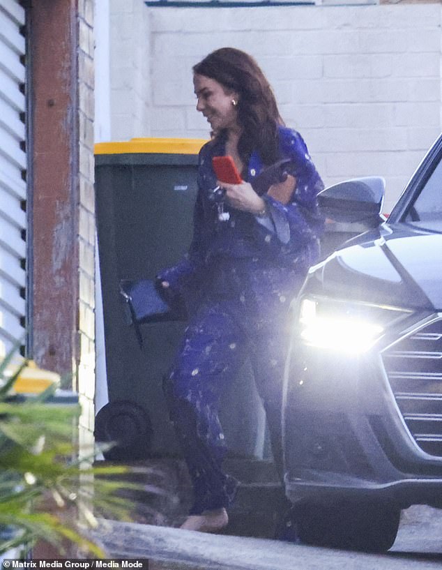 Kate struggled to open the garage door after getting out of the car before finally entering the property.