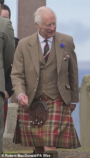 He also wore a traditional Scottish kilt in red, brown and green tartan.