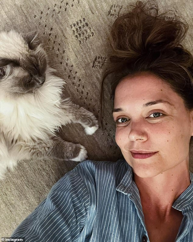 The Batman Begins actress recently showed a softer side of herself in a series of three selfies with her adorable kitty.