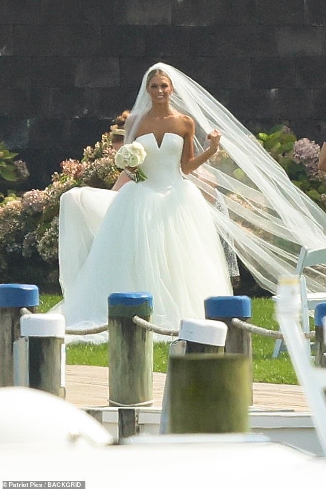 The bride dazzled in a strapless dress with a low waist and a wide tulle skirt.