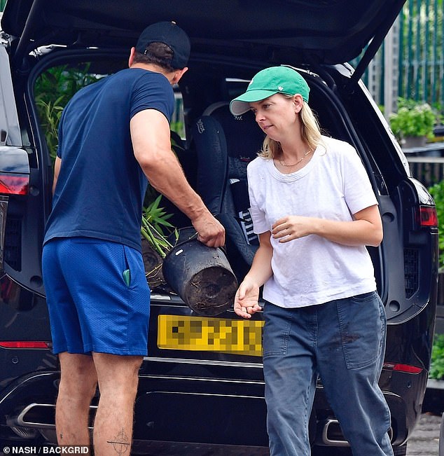 However, Ruth and Theo proved there were no issues with the shoot as they were spotted enjoying a day trip to a garden centre on Monday.