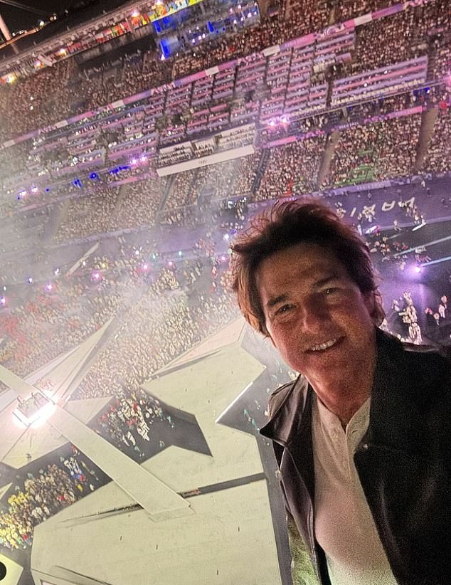 Cruise shared a selfie from the top of the stadium before performing the death-defying stunt.