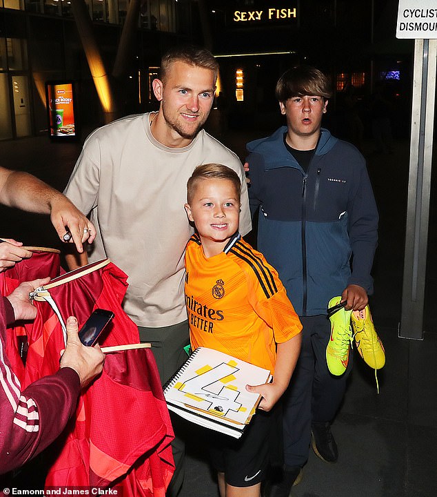 The defenders also took photos and signed autographs with several fans outside the restaurant.