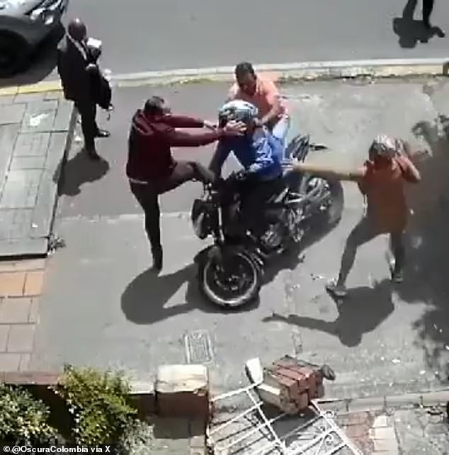 Residents of Bogotá, the capital of Colombia, took matters into their own hands when they intercepted a suspected robber on a motorcycle and beat him for more than two minutes while his accomplice managed to escape.