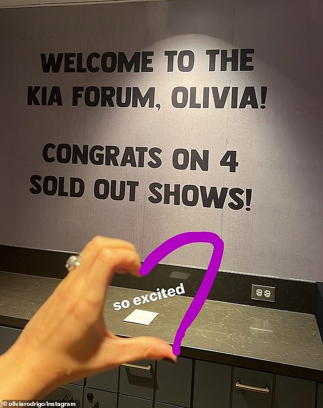 Before taking the stage, Olivia took to her Instagram story to share a sweet message that the Kia Forum left for her on one of the walls of the indoor stadium.