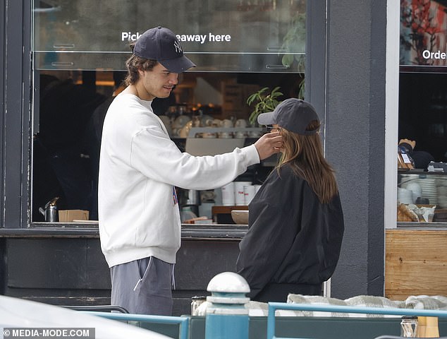 Ben, 24, also opted for a more casual look, pairing Eve's Yankees baseball cap with a white Florida Gators sweater. He also wore grey basketball shorts and blue and white sneakers as he led his pup down the street.