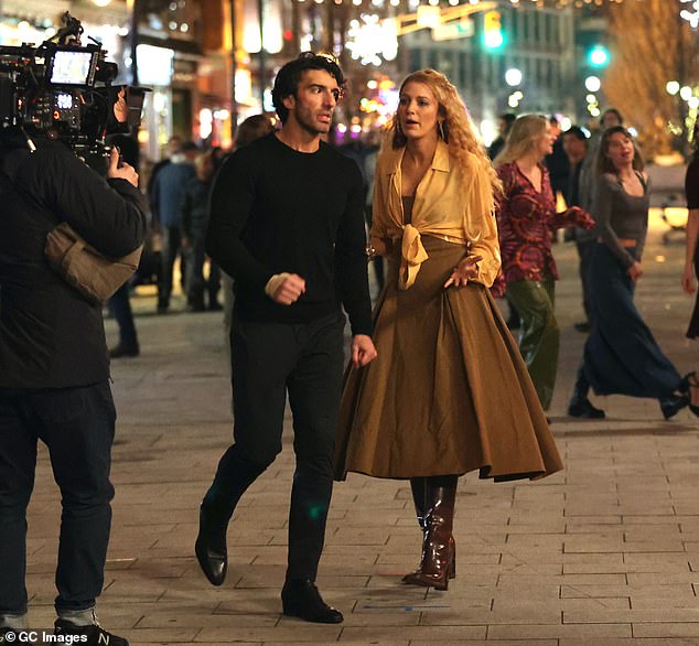 But production sources have dismissed rumours that the entire cast is behind Blake, 37, saying many on the crew view director and star Justin, 40, favourably.