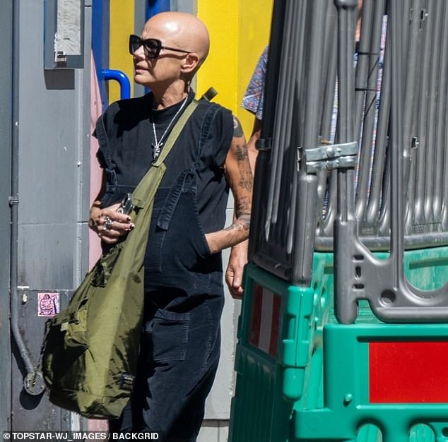 The Scottish personality looked effortlessly chic in a sleeveless black shirt and black dungarees.