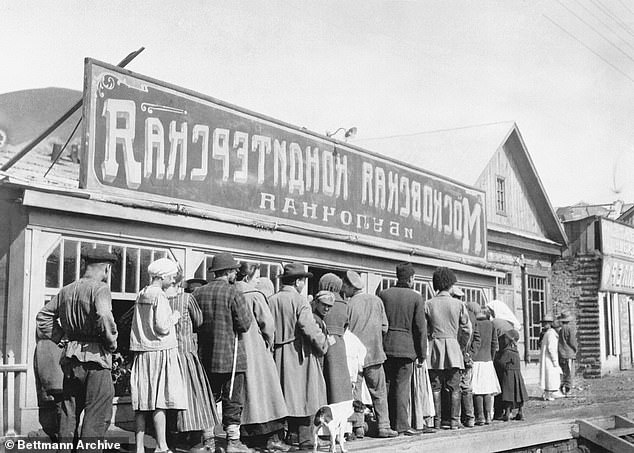 Critics have compared Chicago's supermarket plan to the queues for bread outside state-run stores in Soviet Russia.