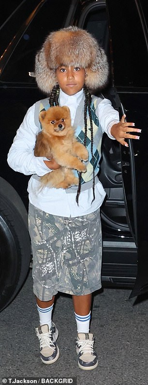 She completed her look with white socks and beige and dark blue sneakers.