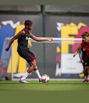 Yamal takes part in a Barcelona training session