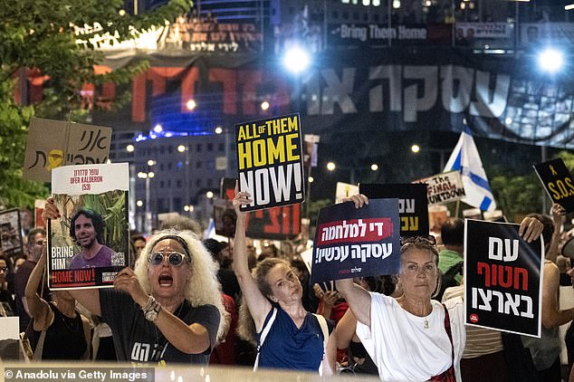 People demonstrate in front of the Ministry of Defense building demanding that the government sign a ceasefire and hostage exchange agreement on Thursday.