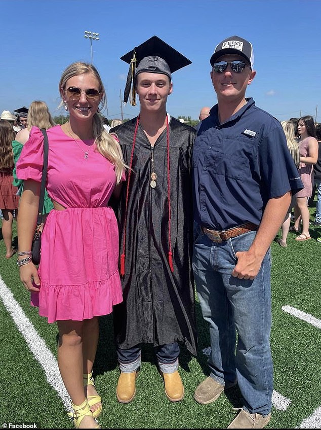 Tributes multiplied in honor of the young rope maker (in the photo with his family), who is remembered as a 