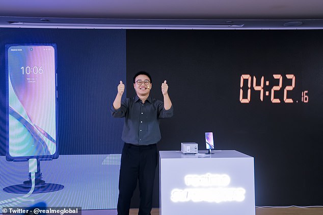 At Realme's 828 Fanfest event in Shenzhen, the company demonstrated how it could charge a phone from 1 percent to 100 percent in four and a half minutes.