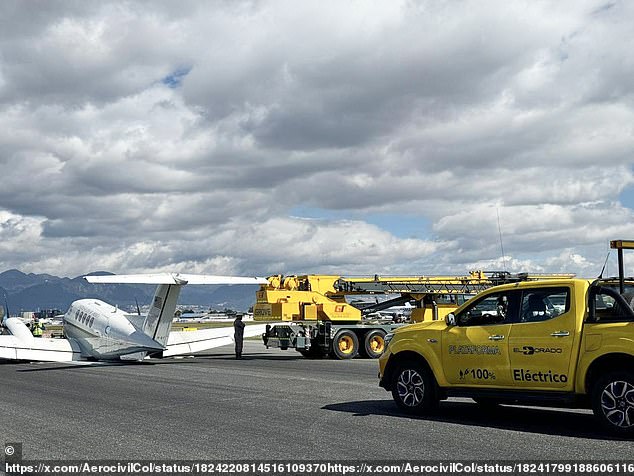 The Beechcraft C-12C Huron remained on the ground and prevented flights from taking off and landing on the northern strip of El Dorado International Airport