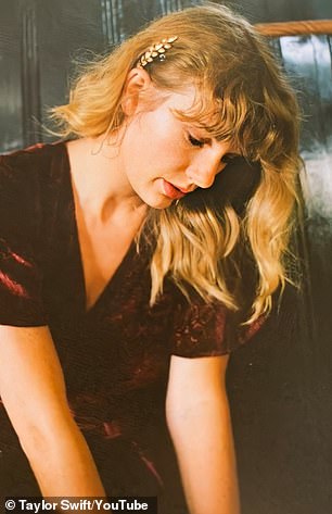 Swift paired the delicate gold comb with a velvet Ralph Lauren dress for a music video in 2020.