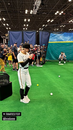 Dunne prepares to make a pitch at Fanatics Fest in New York