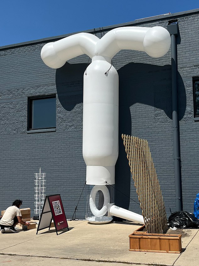 Just a few meters from the mobile clinic in Chicago, a 5.5-meter-high inflatable IUD was installed. The giant inflatable is known as 