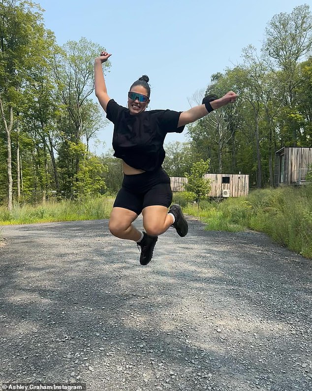 They spent a lot of time relaxing in the picturesque natural landscape, as seen in another photo in which Graham is seen jumping in the air with joy. Dressed in sportswear and futuristic sunglasses, she looked ready for an adventure and a hike.