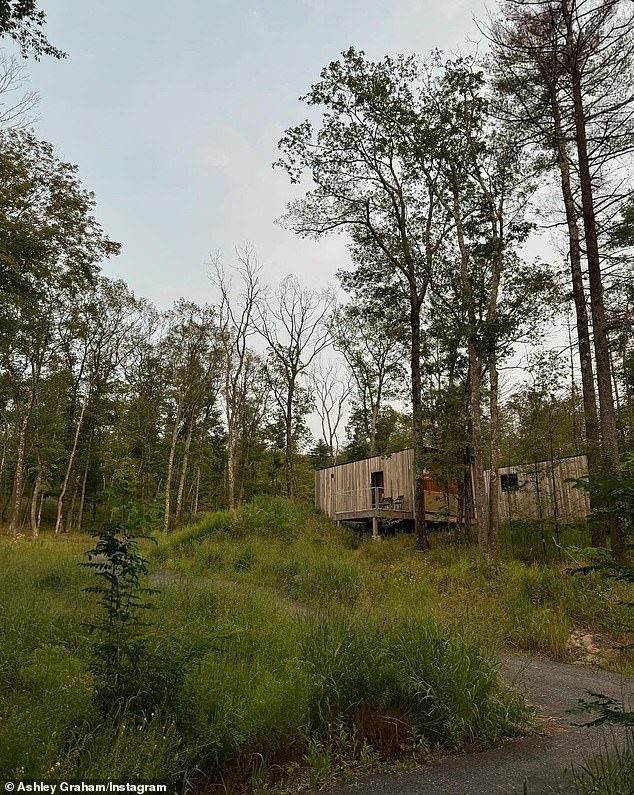 From outside her rental home for the weekend, she also captured a stunning snap of the idyllic scenery.