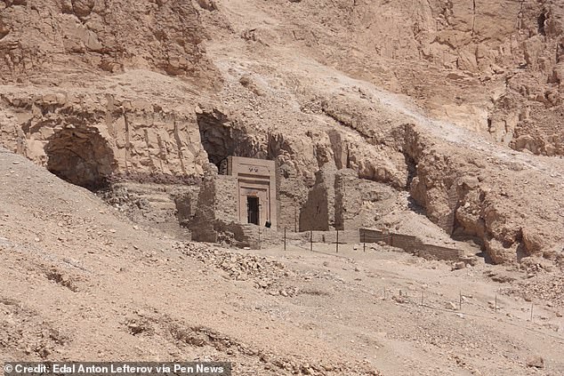 His remains were discovered in the tomb of Senmut in Deir Elbahari, alongside the remains of his parents.