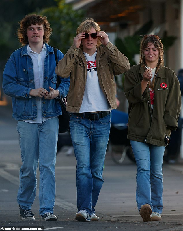 The duo were joined by one of Vanda's Liquid Zoo bandmates as they all exited Mia's car together and headed out to grab a bite to eat.