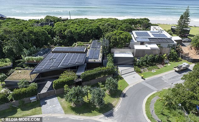 Shannon House is a modern, architecturally designed beachfront resort enjoying direct access to the picturesque Belongil Beach.