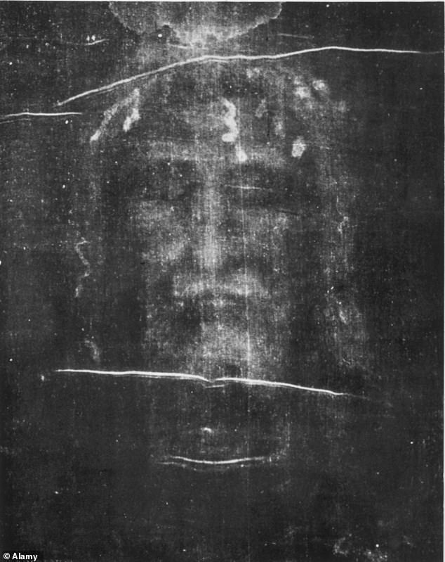 The Shroud of Turin presents the image of a man with sunken eyes, which experts have analyzed under different filters to study it (in the image)