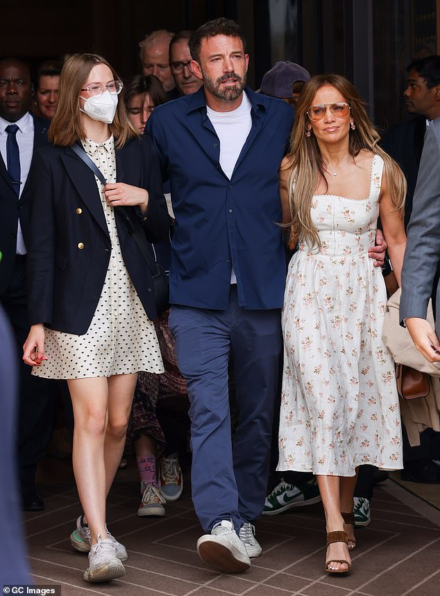 Violet Affleck with Ben and Jennifer leaving their hotel in July 2022 in Paris