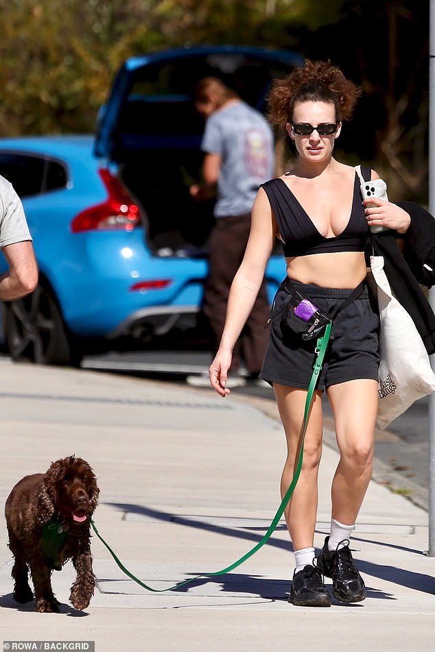 She added a pair of dark sneakers with socks and wore a pair of sunglasses to protect herself from the bright day.