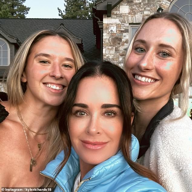 The Halloween actress, who is currently separated from her husband Mauricio Umansky, also posted a sweet selfie with her friends.