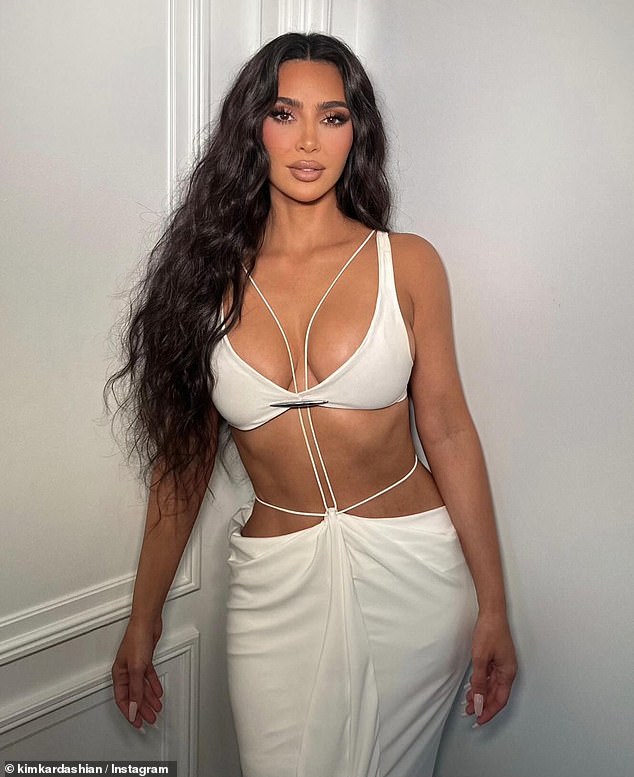 She looked amazing in a sexy white two-piece set featuring a low-cut bra and a long skirt connected by thin straps.