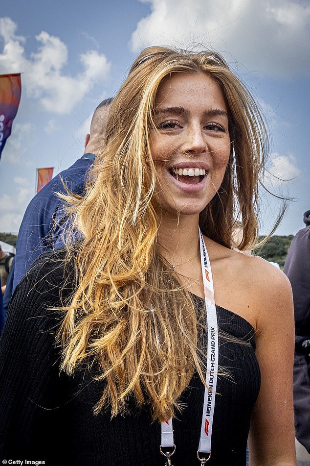 Princess Alexia opted for natural makeup like her mother and wore her red hair loose in a wavy hairstyle.