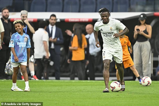 Saint and a friend even got to play ball with Vinicius before the home win.