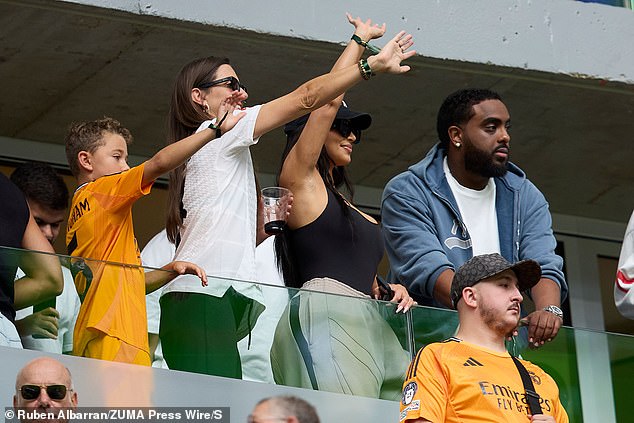 Kim and her friends greeted her son Saint, who came out onto the field with the Real Madrid players.