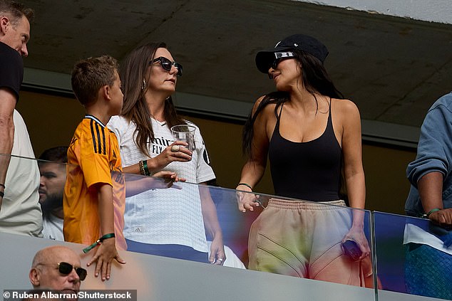 Kim chatted with friends before Real Madrid's victory