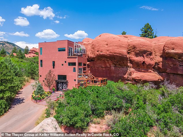 Seamlessly integrated into the surrounding landscape, it includes amenities such as a 'lobby', balcony, barbecue and patio, as well as stunning views of the Rocky Mountains. However, the red rocks are what steal the show, as majestic as they are imposing.