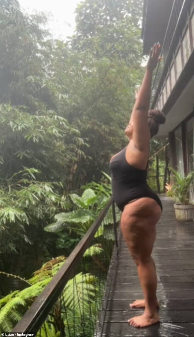 1724689755 859 Lizzo shows off dramatic weight loss in swimsuit and reveals